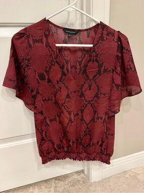 Banana Republic NWOT Burgundy Wine Red Snake Print Flutter Sleeve Blouse Top S